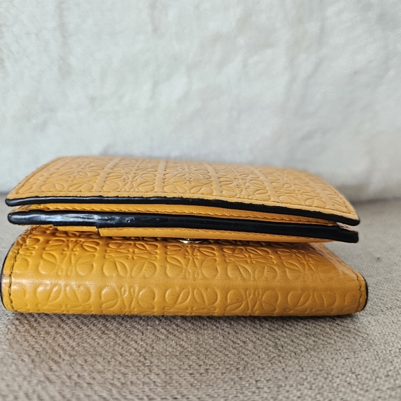 Pre-loved Loewe Tri-fold wallet - Picture 5 of 11